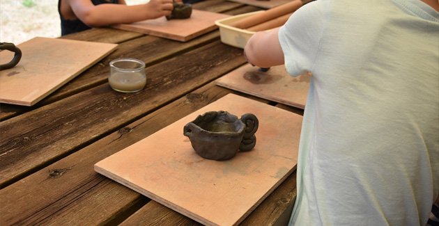 Les mains dans la terre, atelier en famille au Musée de la Faïence et de la Céramique