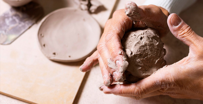 Les mains dans la terre, atelier au Musée de la Faïence et de la Céramique Malicorne