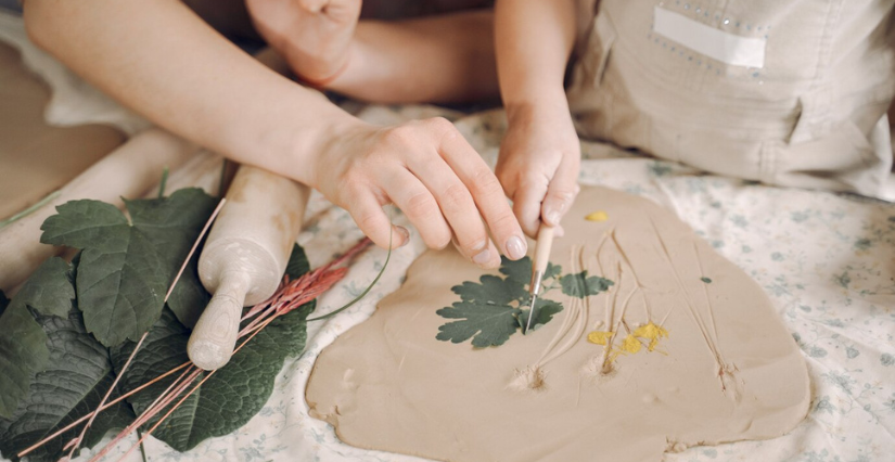 "Herbier en argile", atelier au Musée de la faïence et de la céramique, avec Carnuta la maison de l'Homme et de la forêt