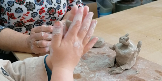 "Écoute et crée à 4 mains", atelier en duo au Musée de la Faïence et de la Céramique