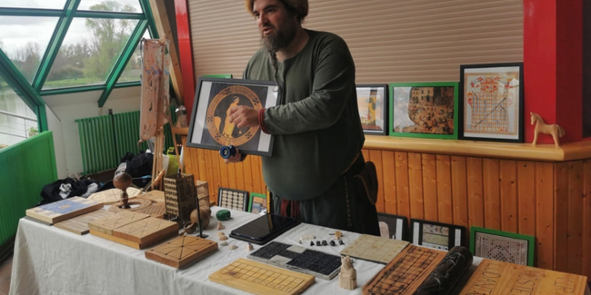Événement Les rendez-vous du Moyen Âge, "Ludus historia : passe-temps, jeux et hasard", au Manoir de la Cour à Asnières-sur-Vègre