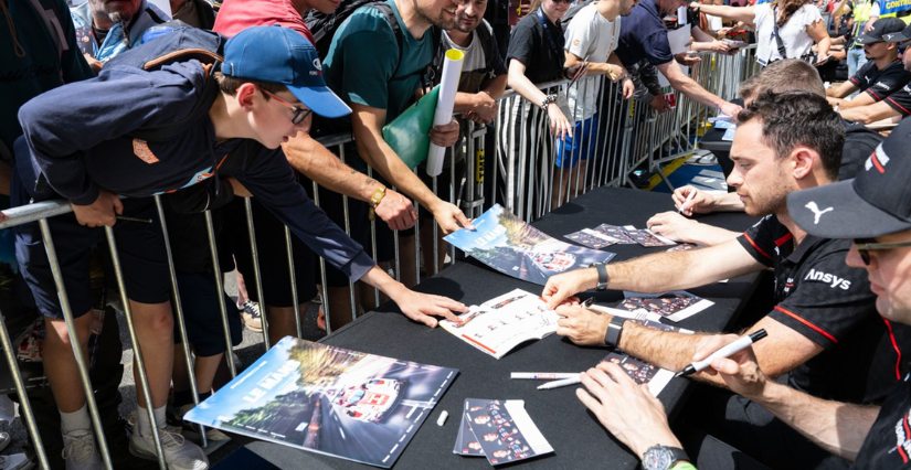 Séance d'autographes des pilotes dans le cadre des 24h du Mans